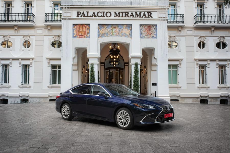  Lexus ES300h 2018 года  (WW) (фото 44 из 71)